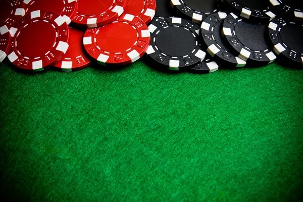lancar Domino QQ app running on mobile phone with dealer stream